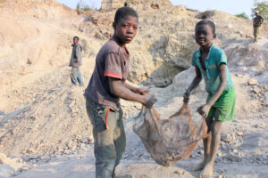 El duro trabajo de un niño en la cuenca minera. Localización: Aldea de Kamatanda, Likasi, RD del Congo
