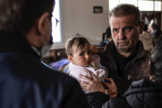 Una familia recibe ayuda humanitaria en Siria tras el terremoto - Médicos del Mundo