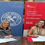 La presidenta del Ateneo, Carmen de Rosa, y la presidenta de la Fundación Ribera Salud y CEO de Ribera, Elisa Tarazona, en la firma del convenio para la Escuela de Salud