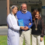 Hernán Cortés junto a su libro en la puerta del Hospital Nacional de Parapléjicos de Toledo